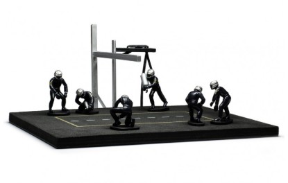Immagine di PIT STOP SET 6 FIGURES AND ACCESSORIES BLUE WITH DECALS 1:43
