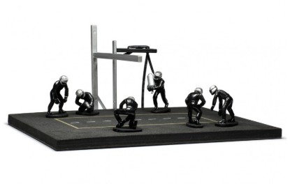 Immagine di PIT STOP SET 6 FIGURES AND ACCESSORIES BLACK WITH DECALS 1:43
