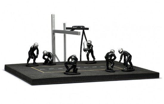 Immagine di PIT STOP SET 6 FIGURES AND ACCESSORIES BLACK WITH DECALS 1:43
