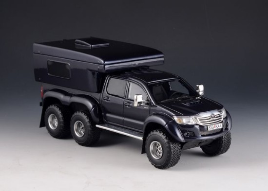 Immagine di TOYOTA HILUX AT44 6x6 2014 ARCTIC TRUCK RV VERSION DARK BLUE MET.1:43