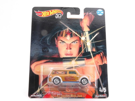 Immagine di POP CULTURE BATMAN & SUPERMAN 1967 AUSTIN MINI VAN 1:64