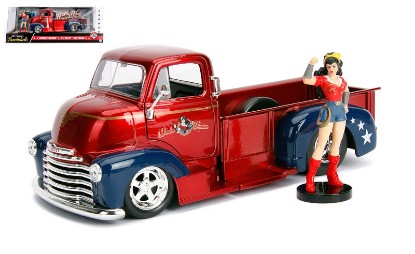 Immagine di WONDER WOMAN W/1952 CHEVY COE PICK UP METALLIC RED 1:24