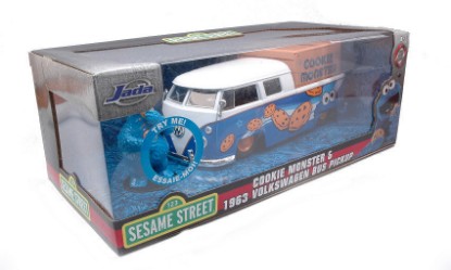 Immagine di VW BUS PICK 1963 W/COOKIE MONSTER FIGURE 1:24