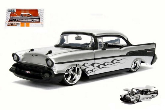 Immagine di CHEVY BEL AIR 1957 SILVER W/BLACK FLAMES 1:24