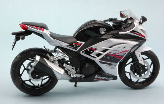 Immagine di KAWASAKI NINJA 300 WHITE/BLACK 1:12