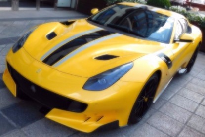 Immagine di FERRARI F12 TDF SPECIAL SERIES YELL.W/BLACK SILVER LIVERY C/VETRINA 1:18