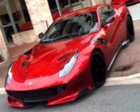 Immagine di FERRARI F12 TDF SPECIAL SERIES FIRE RED W/BLACK LIVERY C/VETRINA 1:18