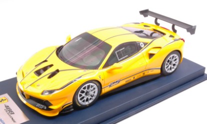 Immagine di FERRARI 488 CHALLENGE GIALLO MODENA WITH LIVERY C/VETRINA 1:18