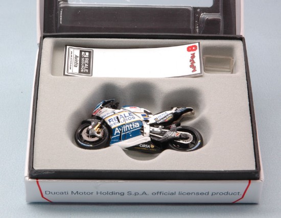 Immagine di DUCATI GP 16 HECTOR BARBERA 2016 N.8 QATAR GP 1:43