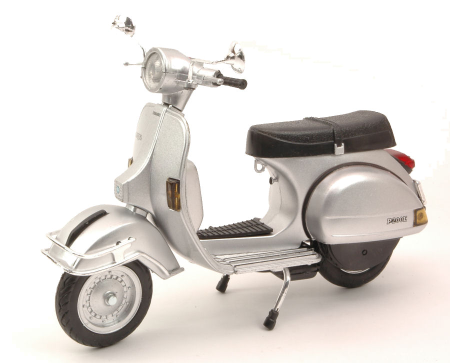 MODELLINO MOTO STATICO NEW RAY PIAGGIO VESPA P200E 1978 SILVER