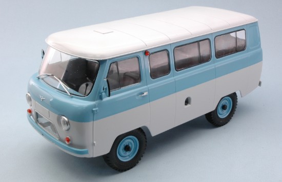 Immagine di UAZ 452V MINIBUS (2206) LIGHT BLUE W/WHITE ROOF 1:18