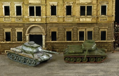 Immagine di T-34/85 RUSSIAN TANK KIT 1:72