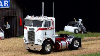 Immagine di FREIGHTLINER COE 1976 WHITE/RED 1:43
