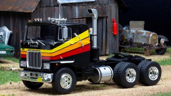 Immagine di MACK SERIE F 1977 BLACK 1:43