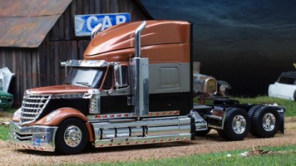 Immagine di INTERNATIONAL LONESTAR 2010 MET.ORANGE/BLACK 1:43