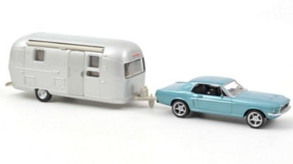 Immagine di FORD MUSTANG 1968 METALLIC BLUE AND AIRSTREAM CARAVAN 1:43