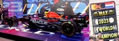 Immagine di RED BULL RB19 N.1 QATAR GP 2023 MAX VERSTAPPEN WITH PIT BOARDS 1:12