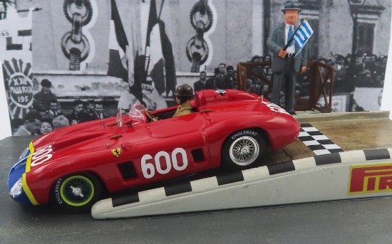Immagine di FERRARI 290 MM N.600 MILLE MIGLIA 1956 J.M.FANGIO START DIORAMA 1:43