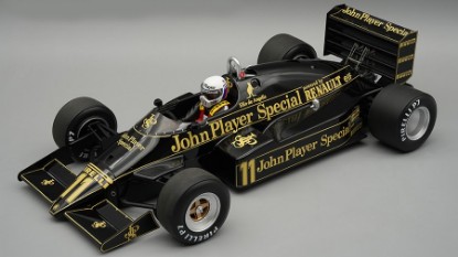 Immagine di LOTUS 94T EUROPEAN GP 1983 E.DE ANGELIS C/VETRINA E PILOTA