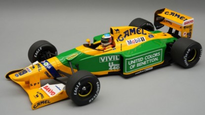 Immagine di BENETTON B192 N.19 WINN.SPA GP 1992 M.SCHUMACHER C/VETRINA E PILOTA 1:18