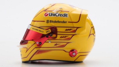 Immagine di HELMET LEWIS HAMILTOM TEAM FERRARI HP FIORANO TEST 2025 1:5
