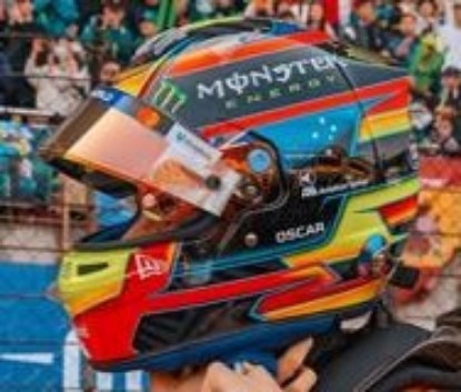 Immagine di CASCO OSCAR PIASTRI MC LAREN FORMULA UNO TEAM 2025 1:5