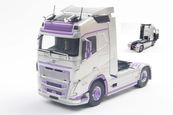 Immagine di VOLVO TRUCKS FH
GLOBETROTTER XL 2023 SILVER/PURPLE1:24
