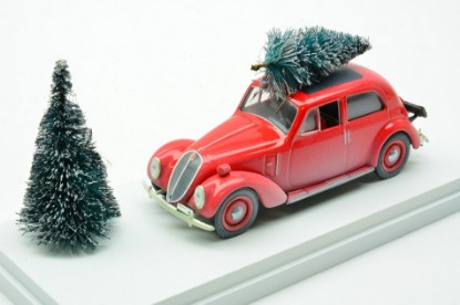 Immagine di FIAT 1500 CHRISTMAS EDITION W/FIGURE SANTA CLAUS 1:43