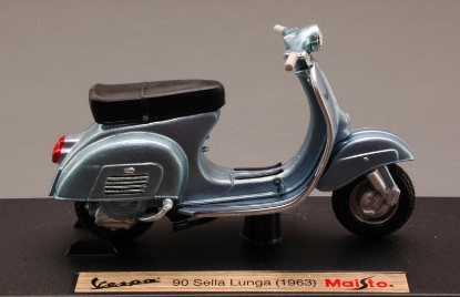 Immagine di VESPA 90 SELLA LUNGA 1963 LIGHT BLUE METALLIC 1:18